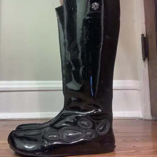 Rombaut knee high pvc vinyl alien shoes. Flaws shown in photos hence price. Avant garde goth 

#avantgarde #goth #archive #demonias #newrocks