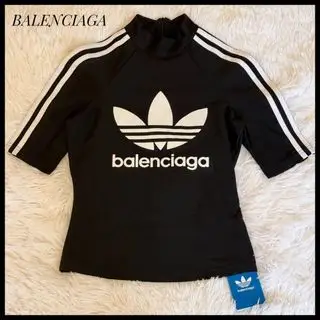 BALENCIAGA×adidas コラボ 半袖 モックネック トップス 36 Tシャツ　ブラック　バレンシアガ　レディース バレンシアガ(BALENCIAGA)のレディースのトップス(Tシャツ(半袖/袖なし))の商品詳細ページへのリンク
