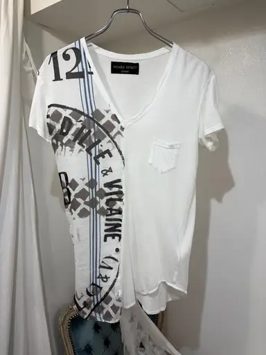 "SHARE SPIRIT" asymmetric graghic T-shirt
