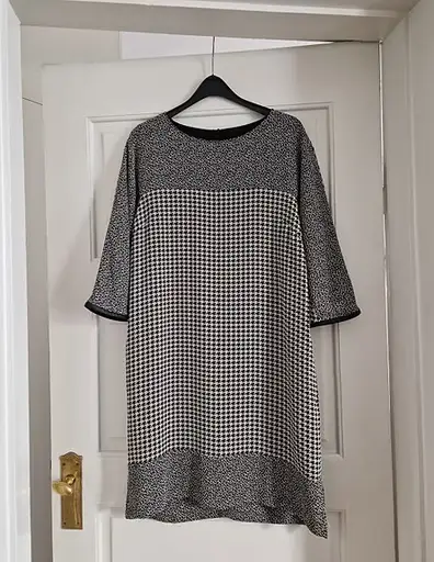Kjole sort/beige Max Mara str. 36 med skinddetaljer.