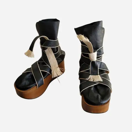 Rare and Vintage Tokyo Bopper Belly Button platform bondage sandals

condition: 7.5/10

JP 23 but run large. The leather part of the sole measures 24cm. The sole from end to end measures 25.5cm

can fit sizes 7-8

can be worn with or without the leather socks

The platform part is plastic. The ribbons are leather and canvas.

#tokyobopper #bellybutton #designer #streetfashion #platforms