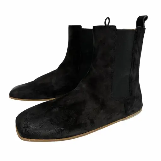 Marsèll Black Suede Leather Square Toe Chelsea Boots Made in Italy 37.5

Luxury Italian designer Marsèll Chelsea ankle boots crafted from soft black suede leather. Features an elongated square toe, sleek minimalist silhouette, elastic side panels, rear pull tabs, tan leather lining, and ultra-low stacked leather soles.

A sophisticated avant-garde design with understated artisanal appeal. Perfect for dark academia, archival fashion, indie sleaze, minimalist wardrobes, and Scandinavian-inspired styling. Pairs effortlessly with wide-leg trousers, oversized tailoring, and monochromatic outfits.

Made in Italy. Genuine leather construction.

Condition: Like new.

#AvantGarde #ArchivalFashion #MinimalistStyle #DarkAcademia #DesignerVintage

Size: EU 37.5 (approximately US women’s 7–7.5)
Insole: Approximately 10.5”
Heel: Approximately 0.25” at back center