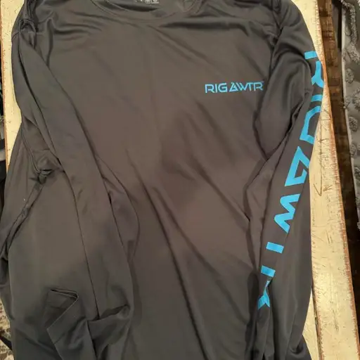 Rig And Wtr Mens Performance Fishing Shirt Gray Long Sleeve Tuna Graphic XL

Rig And Wtr long sleeve performance shirt in a charcoal gray hue. This technical top features a large tuna fish graphic on the back with light blue branding on the chest and sleeve. Engineered for the outdoors, the fabric is moisture-wicking, antimicrobial, and provides UPF 50 sun protection. A classic crew neck and lightweight polyester construction make it an ideal choice for fishing, boating, or any coastal activity.

#Lightweight #Vacation