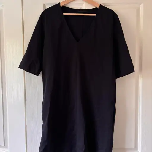 The Row Black Stretch-Ponte Jersey V-Neck Mini Dress / Tunic (Size M)

Authentic archival black short-sleeve V-neck mini dress / longline tunic from The Row. Features a gorgeous minimalist, boxy silhouette with a fluid, structured drape that hangs beautifully. 
Crafted from the brand’s premium heavy jersey blend - super soft, stretchy, and holds its shape without wrinkling easily. Rare archival basic.

• Brand: The Row
• Size: Medium (M) - a little small on me as a size 12 so would suit a size small too 
• Fabric: 67% Modal, 26% Nylon, 7% Elastic (Made in USA)
• Lightly worn with no major flaws
• Care: Dry clean only

Happy to answer any questions!
#therow #minimalist #designer #luxury #blackdress