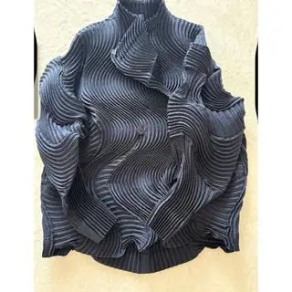 A-POC ABLE ISSEY MIYAKE エイポックエイブルイッセイミヤケ(A-POC ABLE ISSEY MIYAKE)のレディースのジャケット/アウター(ノーカラージャケット)の商品詳細ページへのリンク