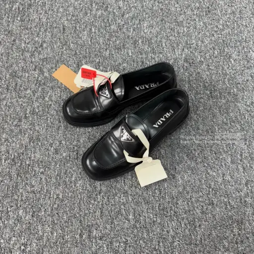 Prada Triangle Logo Loafer EU37.5 99% New