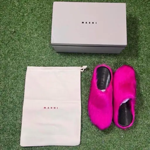 Marni Slides – Size 10

Selling a pair of Marni slides in [COLOR]. Stylish, comfortable, and perfect for everyday wear. Great for casual outfits or dressing up a simple look.

• Brand: Marni
• Size: 10
• Color: Pink
• Comes with: [BOX/DUST BAG/SLIDES ONLY]

Message me if you’re interested or want more pictures!

Marni pink faux fur slippers siz #designer #marni