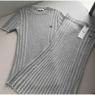 MAISON KITSUNÉ リブニット セットアップ　⚠︎サイズ注意 メゾンキツネ(MAISON KITSUNE')のレディースのレディース その他(セット/コーデ)の商品詳細ページへのリンク