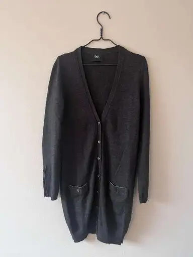 Brún D&G hneppt peysa