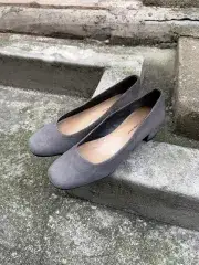 ツモリチサト スクエアトゥ スウェード パンプス