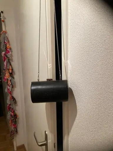 Pochette Jean Paul Gaultier noire cylindrique. Culte 1990’s.