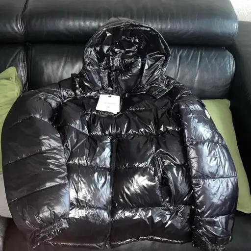 Moncler black puffer jacket with horizontal quilting #moncler #puffer