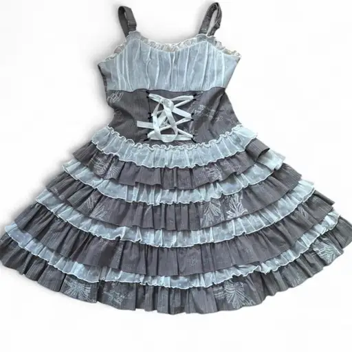 rare h.naoto frill jsk
gray x white
best fits a small
small stain pictures on third slide 


#hnaoto #egl #lolita #jfashion #gothiclolita