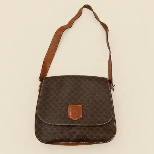 Celine vintage braon monogram tašna sa preklopom i kožnim amblemom