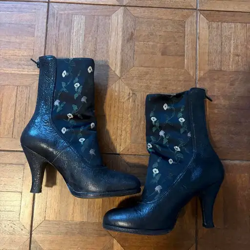 Dries Van Noten Black leather ankle boots with white floral embroidery Made in Italy #boots #floral #DriesVanNoten #madeinitaly