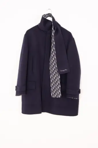 Dior „Double-Sided“ Mantel mit Schalkragen in Dunkelblau und Ecru