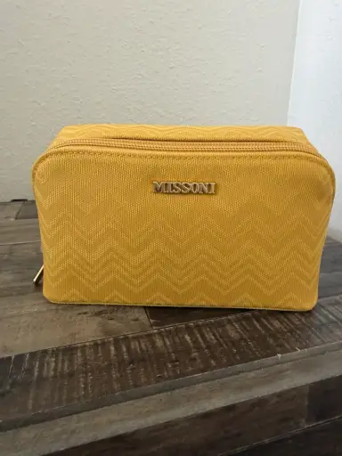 MISSONI • Delta One amenity kit yellow