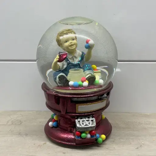 Sankyo Musical Snow Globe Gumball Machine Boy The Candy Man Red Vintage Style

Musical snow globe features a young boy in denim overalls inside a gumball machine, surrounded by colorful gumballs. The base mimics a classic red vintage dispenser with a silver-tone coin slot. Plays "The Candy Man" via a Sankyo wind-up movement. Iridescent glitter swirls through the water for a magical effect.

Measurements:
• Height: 7"
• Width: 4.5"

Brand: Sankyo
Theme: Gumball Machine
Music: The Candy Man
Base Color: Red
Materials: Glass, Resin
Glitter: Iridescent
Style: Vintage Inspired
Features: Musical

Keywords: Nostalgic, Nursery Decor, Playroom, Candy Store, Retro, Musical Box, Water Globe, Collector, Gift, Childhood, Whimsical, Kitsch, Americana, Sweet Shop

Thank you for shopping with me!

#Vintage #Girlhoodcore #Kidcore