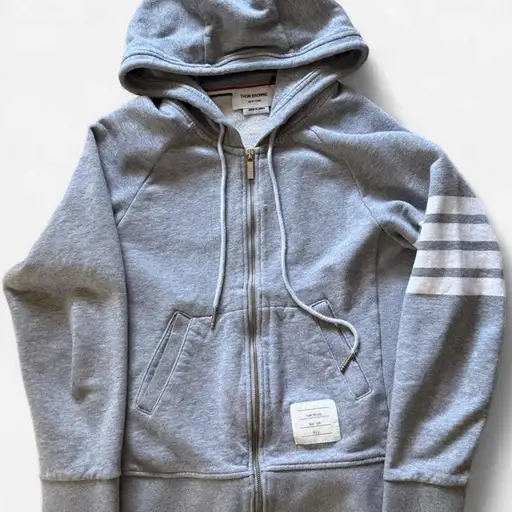 Gray thom Browne zip up
Amazing piece🥰🥰🥰
Size 0 
Send offers‼️‼️‼️
1c34 ifykyk



 #thombrowne #thombrownezipup #luxury #grayzipup