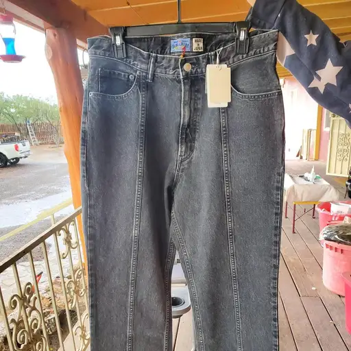🔹️Blue Blue Japan jeans 🎍
🔹️Made in Japan
🔹️Dark wash denim with raw hem, distressed look.
🔹️SUPER high quality denim brand new with tags included, never worn.
🔹️open to offers <3
#jeans #japanesedenim #streetwear