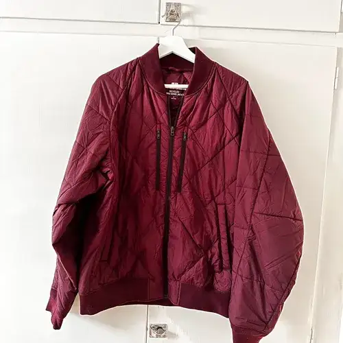 Uniqlo x white mountaineering vinröd dunjacka, storlek M