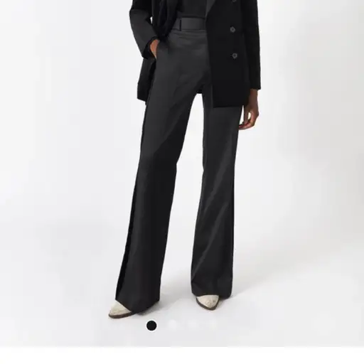 Bella Freud Satin Velvet Tux David Trouser in Black
Wool, nylon, elastane, cotton & viscose blend
#tuxedo #formal
NWT from matches fashion a few years ago!! they’re satin with a velvet stripe down the side, perfect condition!!!
retails for €450 ~ $520
