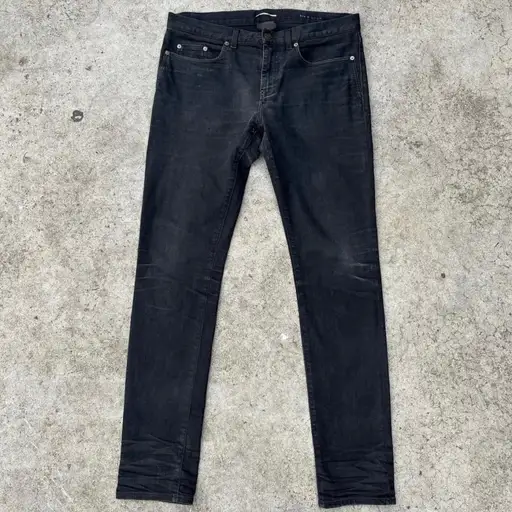 MESSAGE BEFORE BUYING TO UNBOOST
Hedi era saint laurent paris jeans size 32 w fades and repairs message for questions and send offers
#hedi #slp #saintlaurent #archive