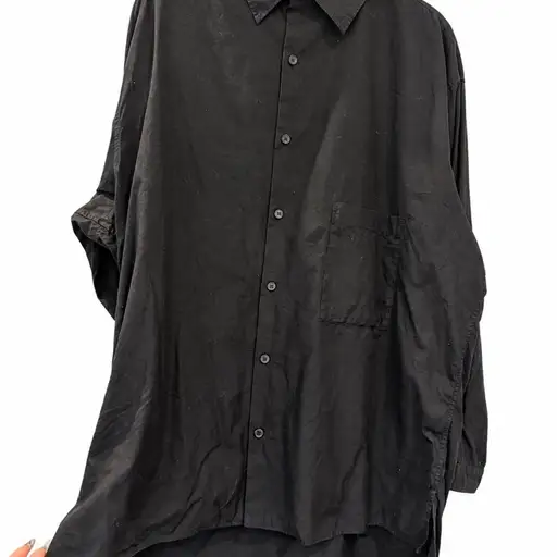 #YohjiYamamoto #YohjiYamamotoPourHomme #JapaneseDesigner #AvantGarde #AsymmetricalShirt

Yohji Yamamoto POUR HOMME Spring/Summer 2020 asymmetrical long shirt.

Style: HN-B15-014
Color: Black
Size: 4, approximately US Men’s XL
Material: 100% cotton
Made in Japan

Oversized silhouette featuring a pointed collar, button front, chest pocket and dramatic layered high-low hem.

Original retail approximately $400 USD.

Brought from Japan.