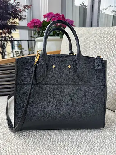 Louis Vuitton skinnveske svart dame