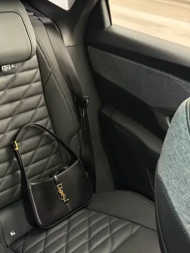 Saint Laurent Le 5 À 7 en cuir Lisse