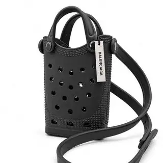 希少/極美品✨バレンシアガ クロックス コラボ ショルダーバッグ ラバー タグ付 バレンシアガ(BALENCIAGA)のレディースのバッグ(ショルダーバッグ)の商品詳細ページへのリンク
