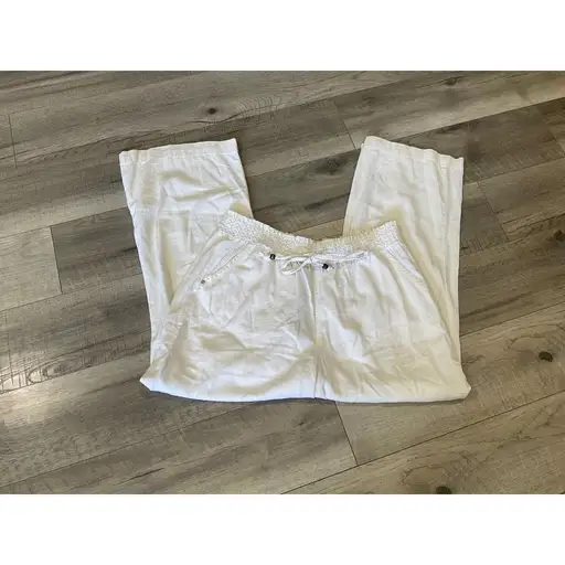 Beau Dawson White Linen Blend Wide Leg Smocked Waist Pants Petite XL

Beau Dawson New York Los Angeles linen blend pants in a crisp white. These lightweight trousers feature a comfortable smocked elastic waistband with a functional drawstring tie accented by wooden beads. Designed with a relaxed wide-leg silhouette, they include front patch pockets and buttoned back pockets for a utility-inspired touch. Perfect for coastal vacations, summer outings, or casual beach-to-brunch styling.

Measurements:
• Waist: 17" (34" doubled)
• Rise: 13"
• Inseam: 27"
• Leg Opening: 10.5" (21" doubled)

#Beach #Resortwear #Vacation #Utility