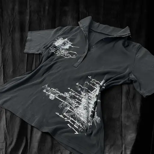 NO ID Silver Peoms Cropped Polo
-Featuring silver reflective poem writing over Ghost white roses and flowers
-Photos not doing silver reflectiveness justice 

Sourced from Japan

Fits XS-S, Please refer to measurements for most satisfactory sizing 

Width (Pit to pit) 16 in
Length 21 in

DM questions 

not tornado mart, for exposure
#japanese #dark #grunge #winter #archive