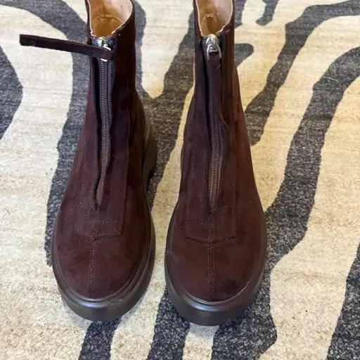 Brown faux suede ankle boots with a chunky sole 
Row dupe
Size 8

#chunky #suede