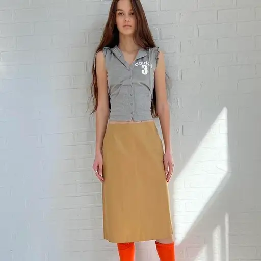 I.S Sunao Kuwahara cotton midi utilitarian skirt in tan

“26

Waist “26 inches hip “36 length “25

100 % coated cotton, concealed zip

Shown unpinned on model 5’9

Made in Japan

Very good condition

Tagged Issey Miyake for exposure