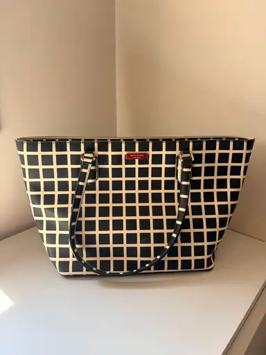 bolsa kate spade xadrez preto e branco