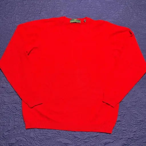 Embassy Row Mens Red 100% Cashmere V-Neck Sweater Size LargeTwo Ply

Embassy Row v-neck sweater crafted from luxurious two-ply cashmere in a vibrant red hue. This classic long-sleeve knit features comfortable raglan sleeves and ribbed trim at the neckline, cuffs, and hem for a timeless silhouette. The soft, high-quality cashmere construction provides exceptional warmth and a sophisticated look suitable for layering or wearing on its own.

Measurements:
• Pit to Pit: 23" (46" chest)
• Length: 27"

#Preppy #Vintage