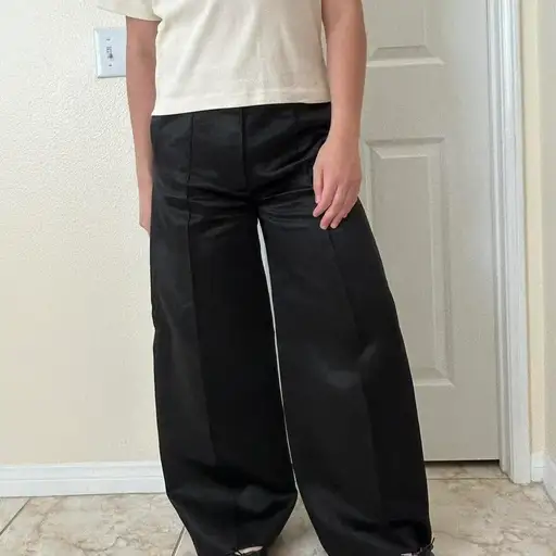 Peter Do

Black Satin Wide Leg Mid Rise Pants

Model is 5’5 for reference
Pants are marked a M 
Waist is 30” meant for mid rise

Some pulls/wear throughout
Heel bite on the hem/ wearing of material