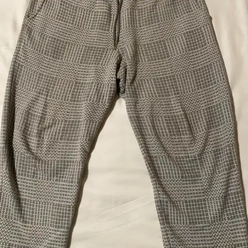 Thom Browne gray & white checkered sweatpants in a geometric houndstooth plaid design. Slightly large for size 2 like most Browne joggers. There is some cracking in the print as shown in the closeup but overall in great shape  #thombrowne #checkered #houndstooth