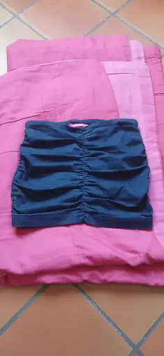Minigonna in denim blu scuro  arricciata