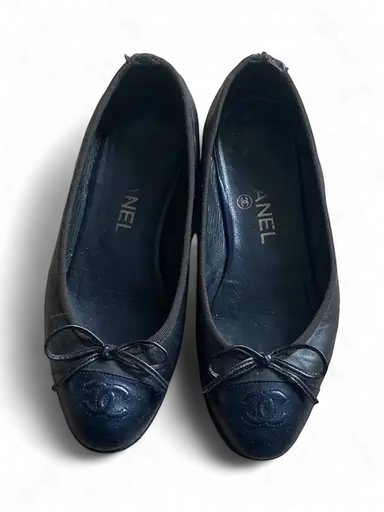 Worn and Loved Chanel Women's Fashion Shoes Flats - Leather Black Dark blue Second Hand Premium & Luxury