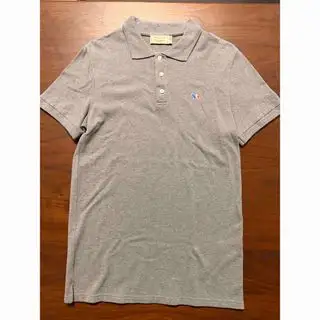 メゾンキツネ MAISON KITSUNE メンズポロシャツ グレー Sサイズ メゾンキツネ(MAISON KITSUNE')のメンズのトップス(ポロシャツ)の商品詳細ページへのリンク