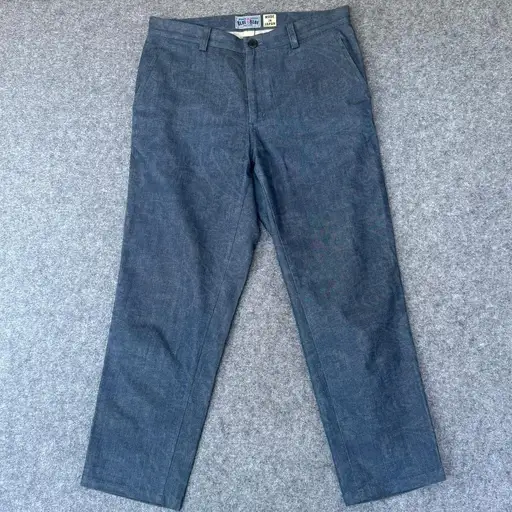 Blue Blue Japan Indigo Cotton Capri Pants Made in Japan J5534 Size 2 City Lux

Blue Blue Japan Indigo Cotton Spandex Capri Pants blend traditional Japanese craftsmanship with modern comfort. Crafted from a high-quality cotton blend with a hint of stretch, these trousers feature a classic indigo wash that develops a unique patina over time. Clean, straight-leg silhouette with front slant pockets and rear patch pockets. Made in Japan.

Brand: Blue Blue Japan
Material: 98% Cotton, 2% Spandex
Color: Indigo Blue
Style: Capri / Cropped
Fit: Straight Leg
Closure: Button and Zip Fly
Pockets: 4-Pocket Design
Features: Belt Loops
Pattern: Solid
Texture: Fine Twill
Care: Machine Washable

Keywords: Workwear, Americana, Minimalist, Sustainable, Heritage, Japanese Denim, Versatile, Indigo Dye, Seilin & Co, J5534, 700059-514

Please reach out with any questions you have

#Cropped #Utility