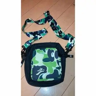 【大セール!!】A BATHING APE ショルダーバッグ 迷彩 グリーン アベイシングエイプ(A BATHING APE)のメンズのバッグ(ショルダーバッグ)の商品詳細ページへのリンク