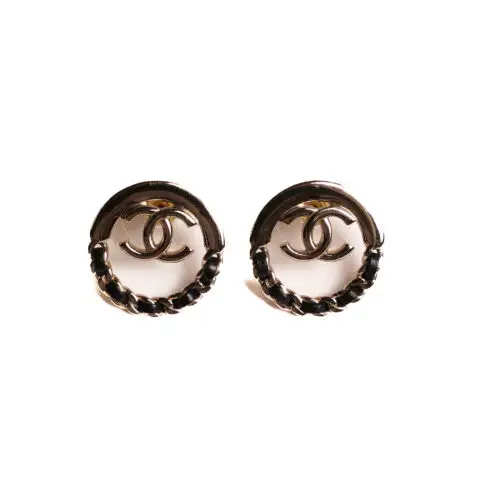 Chanel oorbellen piercings