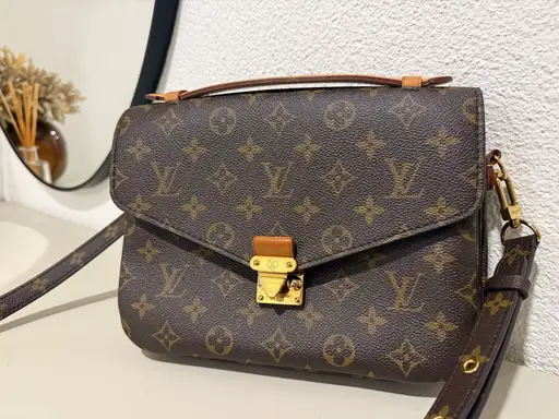 Louis Vuitton Pochette Métis Monogram Canvas