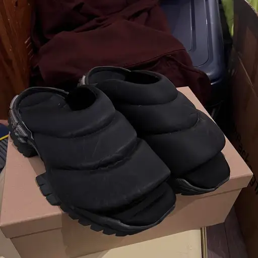 Black Rombauts slides in EU45
Jackson Wang
Big than usual

#slides #comfort#romnaut
