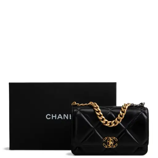 CHANEL Lambskin 19 Wallet On Chain - Black