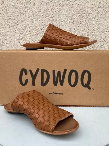 Unique Vintage Cydwoq Sandals