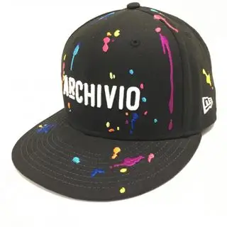 【超美品】アルチビオ×ニューエラ フラットキャップ 黒×マルチカラー ペイント柄 MEDIUM/LARGE   ゴルフウェア archivio アルチビオ(archivio)のスポーツ/アウトドアのゴルフ(ウエア)の商品詳細ページへのリンク